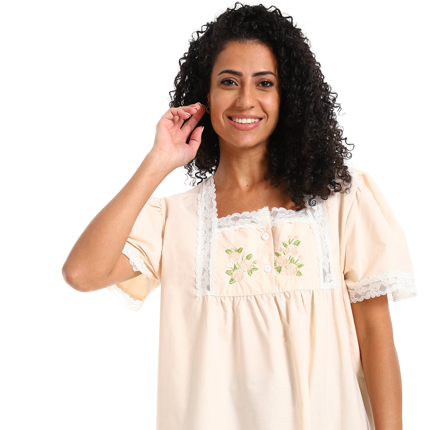 830 قميص نوم قصير بالدانتيل على الصدر