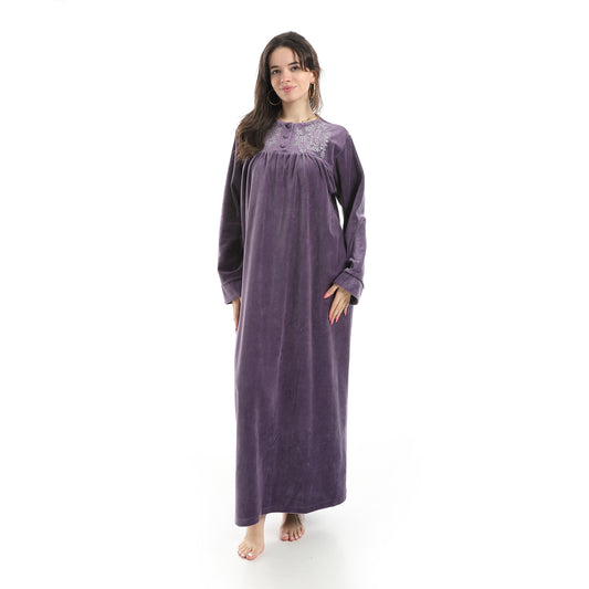 DB29-W26 قميص نوم قطيفة مطرز بسفرة