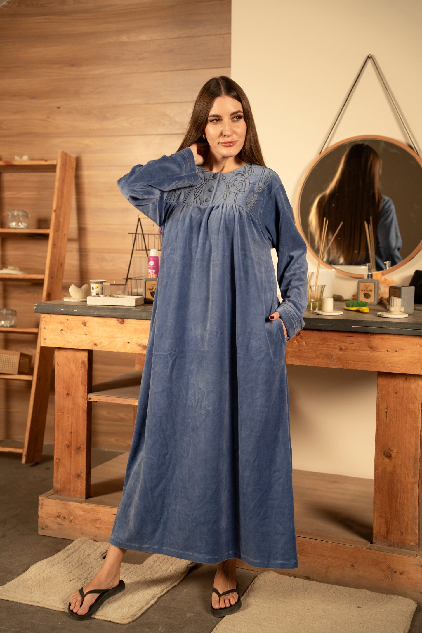 D18-W26 قميص نوم قطيفة مطرز بسفرة