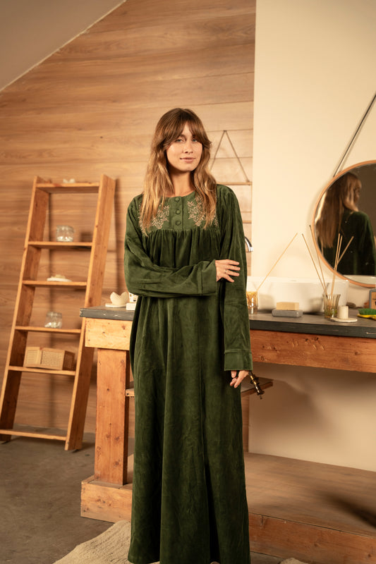 DB17-W26 قميص نوم قطيفة مطرز بسفرة